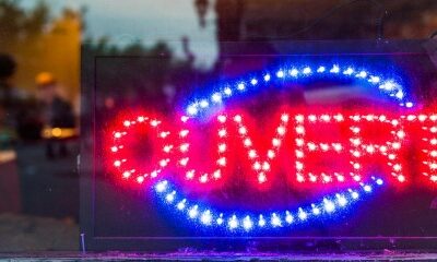 Extinction des publicités lumineuses en cas de forte tension du système électrique